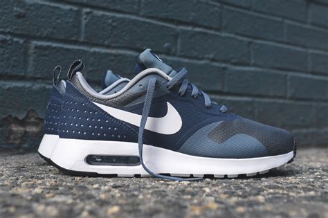 Mesh and suede combine up nike has added some new and exclusive colorways to their air max tavas. Nike Air Max Tavas Essential Midnight Navy - Sneaker Bar ...