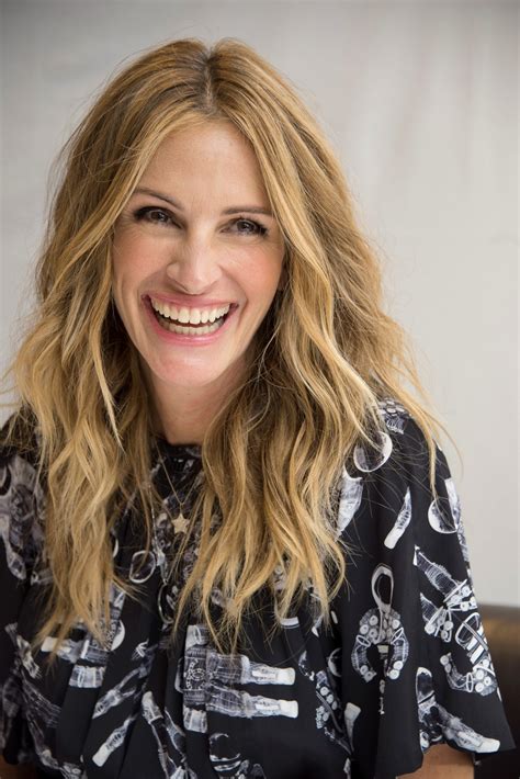 At 56 Julia Roberts Continues To Serve Excellent Beauty Looks