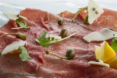 Carpaccio de bœuf à litalienne servi avec copeaux de pecorino pepato