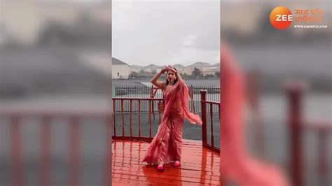 watch breaking news indian hot bhabhi wet rain dance wear saree dance tip tip barsa pani see