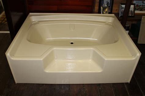 Most mobile home bathtubs are made of plastic since it is light, and this is usually the most affordable kind on the market. Mobile Home Supply and Service By DAL-TEX Tubs