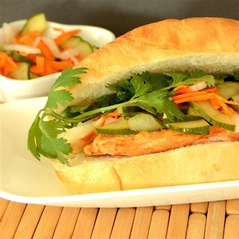 ɓǎjŋ̟ mî) is the vietnamese word for bread. Banh Mi (sanduíche vietnamita) | Receitas