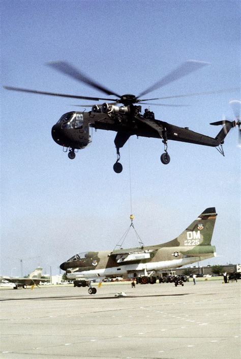 Consultado el 18 de noviembre de 2009. A Sikorsky CH-54 Tarhe airlifts a LTV A-7 Corsair II at ...