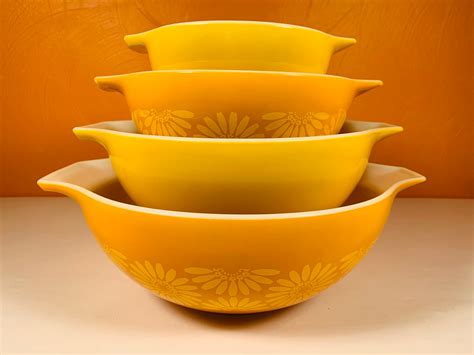 Pyrex Daisy Complete Mixing Bowl Set