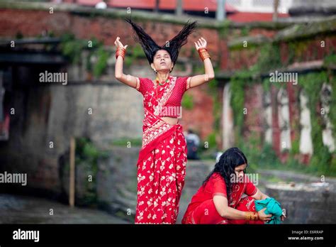 Kathmandu Nepal 30th Aug 2014 Hindu Women Take A Bathing Ritual Using Dattiwan Sacred Twigs