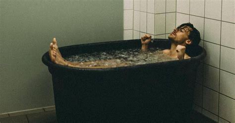 Harry Styles Loves An Ice Bath Here S Why You Will Too