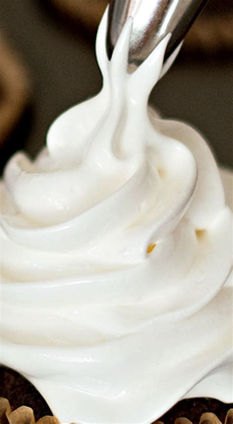 Easy Marshmallow Frosting ~ Light and fluffy marshmallow frosting