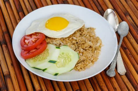 Tambahkan minyak goreng dan bumbu halus, aduk rata. cara masak nasi goreng - Resep Masakan dan Kue