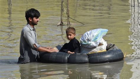 1000 den fazla insan hayatını kaybetti Pakistan da sel felaketleri en