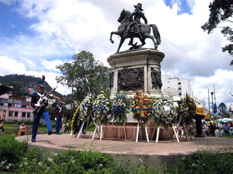 Estatua Ecuestre Del General Francisco Morazán En El Parque Central De