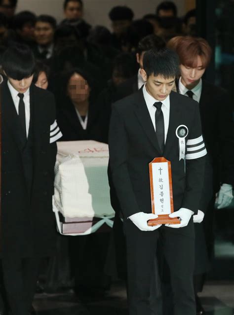 Jonghyuns Shinee Bandmates Lay Him To Rest In Funeral Service Metro News