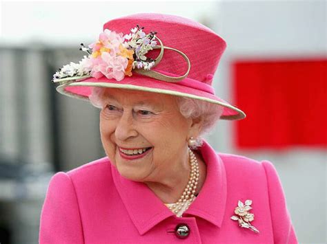 Чтобы лучше тебя видеть раскрыта тайна ярких нарядов британской королевы