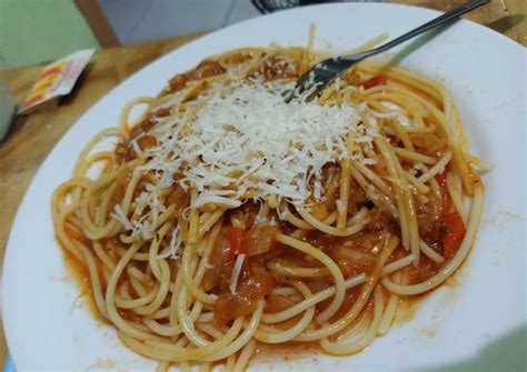 The name may say spaghetti, but this sauce is so versatile it's sure to become one of your favorite staples, and not just on pasta night. Resep Spaghetti bolognese penuh cinta oleh Siska Yedeka - Cookpad
