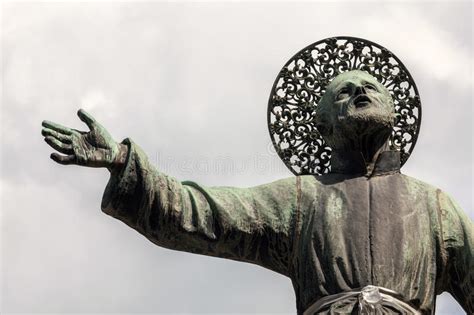 L'esperienza maturata ha permesso di selezionare un team di medici e terapisti di elevata professionalità. Statue Of San Gaetano In Naples, Italy Stock Photo - Image of bronze, catholic: 59618248