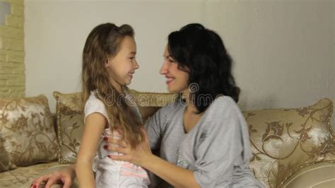 Maman Lesbienne S occupe De Sa Fille Clips Vidéos Vidéo du sensible massage