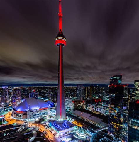 Cn Tower Toronto Canada The Cn Tower Downtown Toronto Canada Standing
