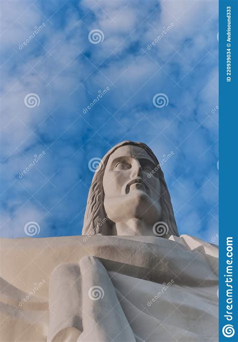 Estatua Escultura De Jesucristo El Salvador Fondo De Cielo Azul Y