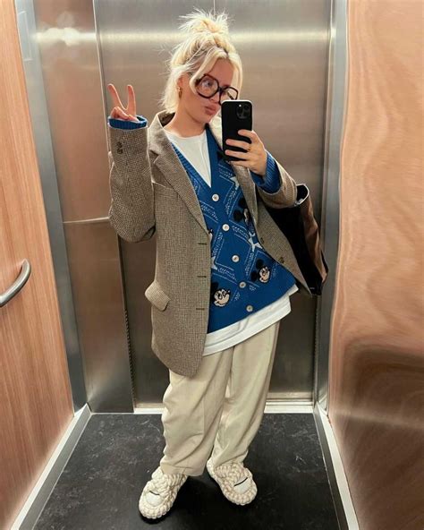 10 Potret Mirror Selfie Anne Marie Pamer Ootd Keren