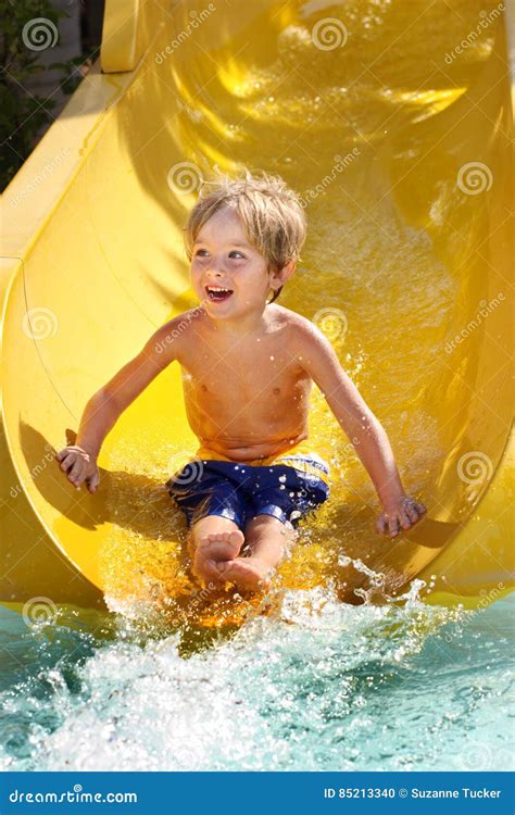 Мальчик на водных горках стоковое фото изображение насчитывающей купальник 85213340