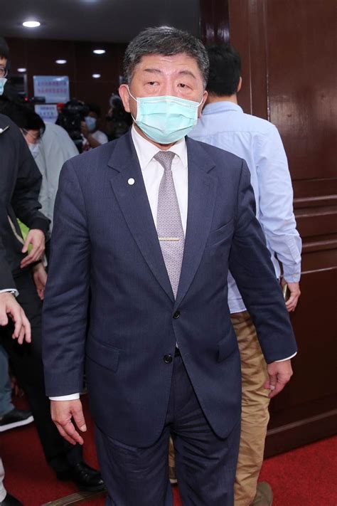他曾歷任市委宣傳部副部長，紹興縣縣委書記，寧波市副市長，市委副書記等職。 ▲ 陳敏爾是「之江新軍」主要成員，他7月接替落馬的孫政才任重慶市委書記，似已鎖定中共中央政治局 一年後，陳敏爾出任浙江省委宣傳部部長，並在2002年6月升任浙江省委常委。 此時，陳敏爾已42歲. 若防疫準備就位 陳時中：研議放寬重要經貿往來 - 政治 - 中時