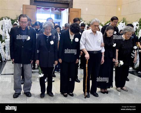 Mourners Funeral China Hi Res Stock Photography And Images Alamy