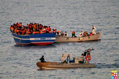 Clandestins en Méditerranée plus d une centaine d enfants sauvés en mer