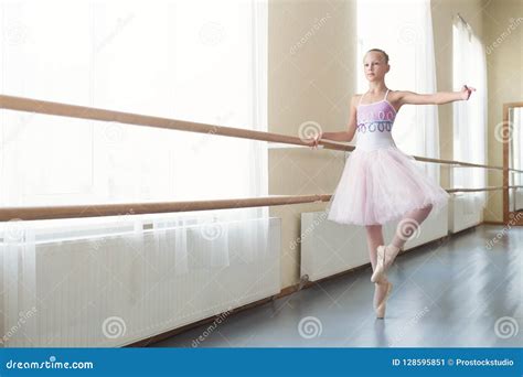 Junge Ballerina Die Zum Tanzen An Der Leistung Fertig Wird Stockbild Bild Von Eleganz Tanzen
