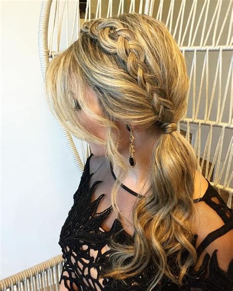 30 Eye Catching Ways To Style Curly And Wavy Ponytails Side Ponytail