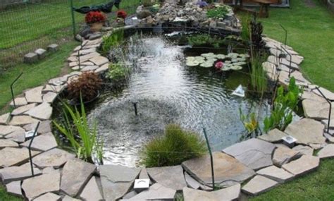 Un bassin de jardin préfabriqué qui vous séduira par sa forme irrégulière et son montage facile. decoration bassin poisson exterieur - Materiel de bassins