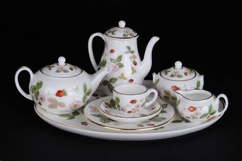 Wedgwood Porcelain United Kingdom — Tea Set With Tray Wild