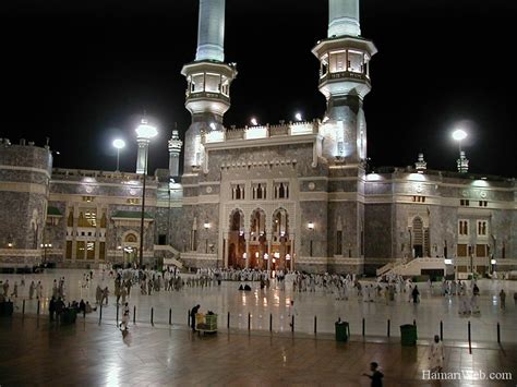 Pada malam hari, masjid ini bermandikan cahaya yang sangat terang benderang. Gambar Wallpaper Masjid Bergerak - Gudang Wallpaper