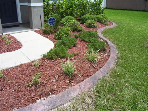 Steel landscape edging keeps a clean line between grass and garden beds. Decor: Contemporary Design Of Landscape Edging Ideas For ...