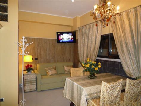 Scopri l'arredo di soggiorno, camera da letto e bagno con parquet, piastrelle, vetrate e mobili moderni. Monolocali con giardino e parcheggio interno a verona ...