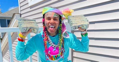 Rapper Tekashi 69 Has A New Spinning Chain — And Its 1 Million