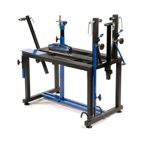 Questo è un banco da lavoro antico in legno di larice, un oggetto un tempo perso e ora ritrovato, che proviene da un'officina meccanica. Banco da lavoro Pro Tour blu senza morsa Bicisupport ...