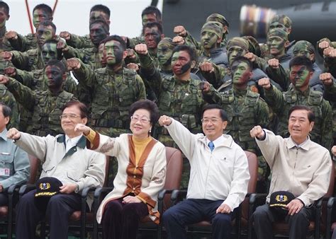 有关历史、生物、科技、人文、地理、生活等所有话题。 not a satire/meme sub, english speakers please refer to rule 6. 組圖：陳水扁與呂秀蓮視察陸軍演練 | 陳水扁+視察 | 大紀元