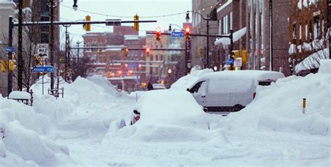 Savage Us Blizzard Leaves 32 Dead Power Outages Travel Snarls