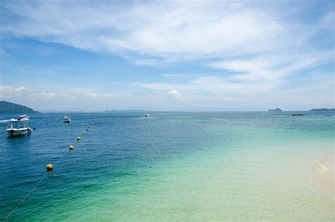 A short boat ride from kk, the five islands of tunku abdul rahman marine park offer squeaky white sands, azure waters and hiking trails though areas of old growth forest and mangroves, with an abundance of wildlife both below and above the waters. Pulau Sapi and Pulau Manukan at Taman Tunku Abdul Rahman ...