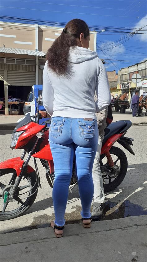 Chava Nalgona En La Calle Con Pantalón De Mezclilla Mujeres Bellas En