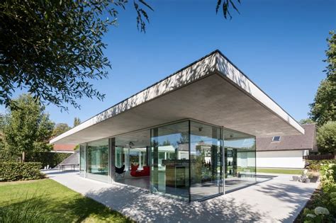 Impressive Design Of A Modern Glass And Concrete Pool