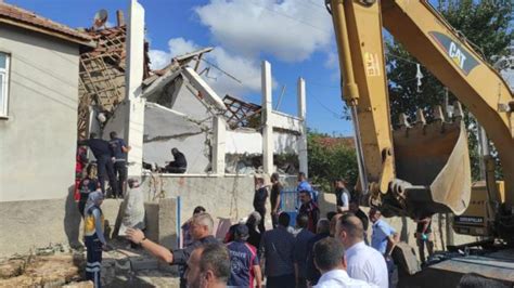 Yozgat ta doğal gaz patlaması 2 katlı ev yıkıldı 6 yaşındaki bir
