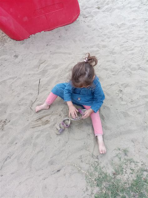 banco de imagens menina areia toque rosa criança período de férias diversão agua de