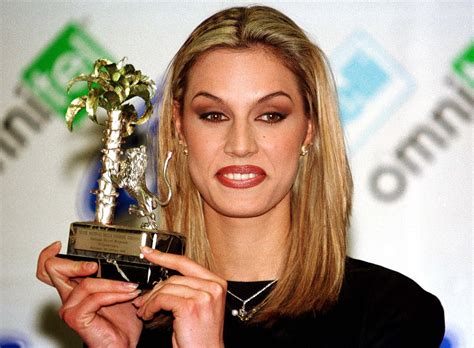 Ha guadagnato l'attenzione del pubblico perché è stata la prima donna cieca ammessa al concorso. Annalisa Minetti - Wikipedia