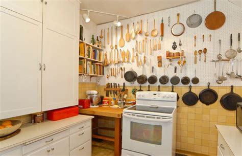 A pegboard backsplash or just a small pegboard panel above the backsplash in the kitchen is a convenient addition that requires very little in terms of a makeover. 31 best images about Kitchen pegboard ideas on Pinterest ...
