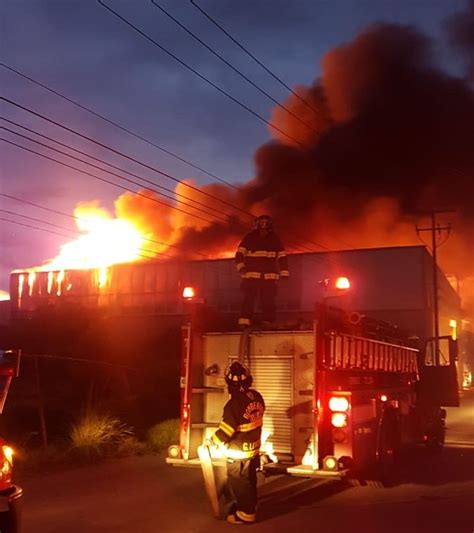 Las chispas salen de una casa en llamas mientras un incendio forestal asola la región de las golondrinas, provincia de chubut, argentina, el miércoles 10 de marzo de 2021. Sofocan incendio en zona industrial de Lerma - Noticieros ...