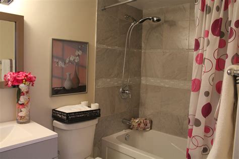 Need bathroom color ideas to spruce up your interior design? Nineteen Tips To Make a Small Bathroom Look Bigger With