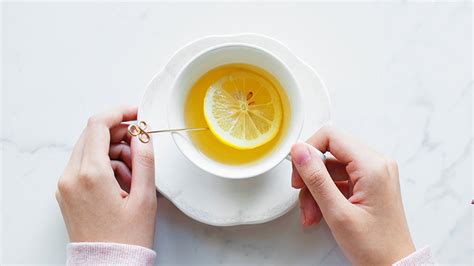 Sariawan ditandai dengan lapisan putih atau bercak putih di lidah, mulut, pipi bagian dalam, dan bagian belakang tenggorokan. 5 Tips Puasa Lancar Tanpa Bau Mulut, Sariawan, dan Radang ...