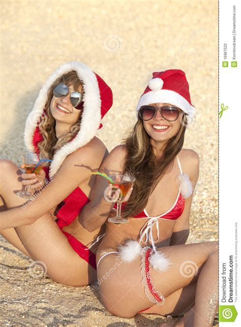 Cualquier momento es bueno para jugar a nuestros juegos de navidad. Mujeres En Juego De La Navidad Con Martini En La Playa ...