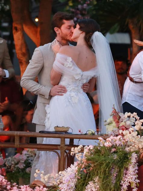 Marido e mulher Klebber Toledo e Camila Queiroz se casam em Jericoacoara no Ceará