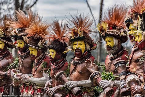 Papua New Guinea Tribesmen Cover Their Faces In Colourful Dye Readsector